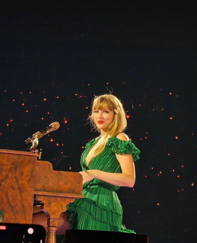 Taylor Swift ướt đẫm mồ hôi vì nóng khi diễn ở Singapore, lộ tình trạng sức khỏe đáng quan ngại? - Ảnh 1.
