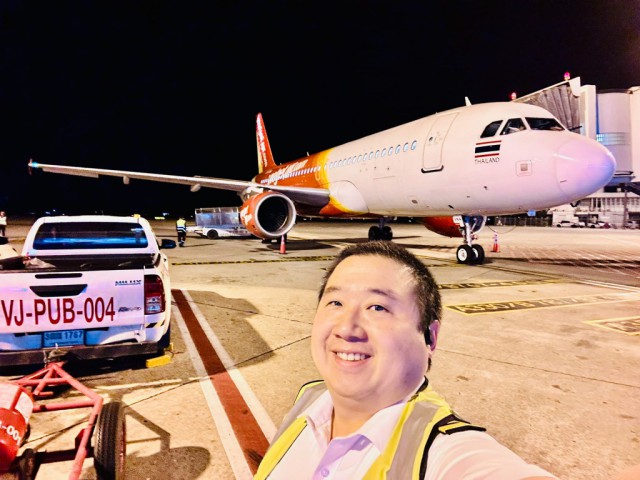 Thai phụ đột ngột chuyển dạ trên chuyến bay VietJet, phi hành đoàn thực hiện màn đỡ đẻ diệu kỳ khiến toàn bộ hành khách thán phục - Ảnh 1.