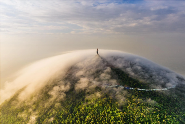 Ngọn núi là nóc nhà Đông Nam Bộ, xuất hiện nhiều điều kỳ ảo: Một bức ảnh vừa được thế giới xếp đứng đầu - Ảnh 1.