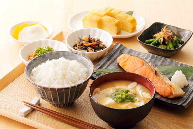 10 thực phẩm hàng đầu giúp kéo dài tuổi thọ của người Nhật, 4 cách kết hợp thực phẩm ngăn ngừa xơ cứng động mạch và bệnh Alzheimer - Ảnh 1.