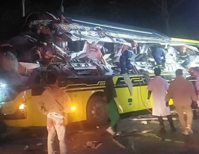 VIDEO: Giải cứu các nạn nhân vụ va chạm giữa xe container và xe khách khiến 5 người tử vong - Ảnh 2.