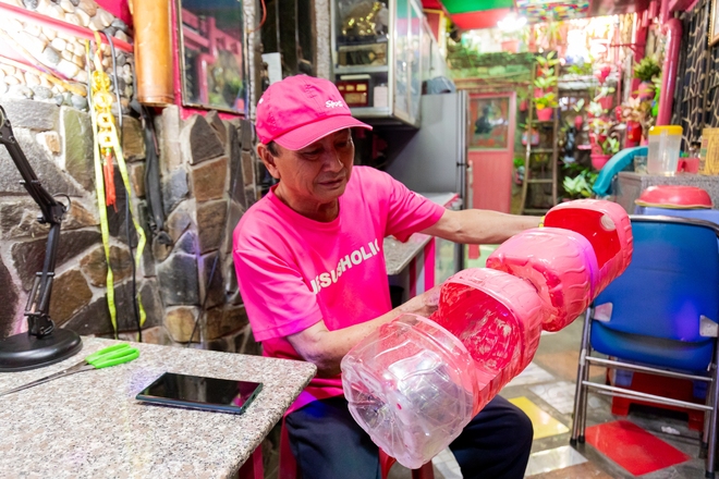 Người đàn ông cô đơn phủ hồng căn nhà và ngõ nhỏ ở Sài Gòn: Màu hồng giảm đi những nỗi buồn trong cuộc đời chú - Ảnh 14.