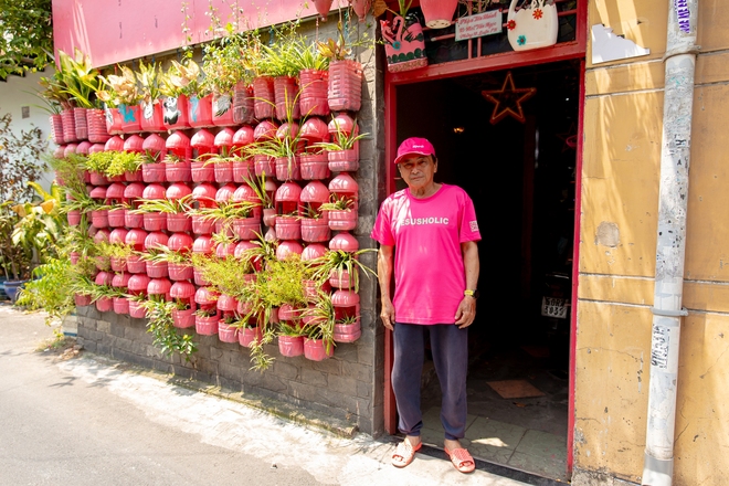 Người đàn ông cô đơn phủ hồng căn nhà và ngõ nhỏ ở Sài Gòn: Màu hồng giảm đi những nỗi buồn trong cuộc đời chú - Ảnh 2.