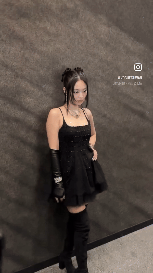 Sốc visual Jennie ở show Chanel: H&oacute;a b&uacute;p b&ecirc; vừa sang chảnh vừa đ&aacute;ng y&ecirc;u, chiến thần sắc v&oacute;c g&oacute;c n&agrave;o cũng chấp l&agrave; đ&acirc;y - Ảnh 7.