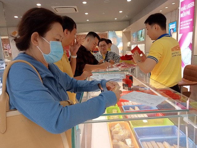 S&aacute;ng 6-3, gi&aacute; v&agrave;ng SJC chạm mốc 81 triệu đồng/lượng - Ảnh 1.