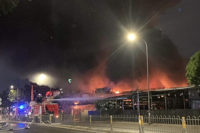 Cháy dữ dội khiến sập cửa hàng ở quận 10 - Ảnh 1.