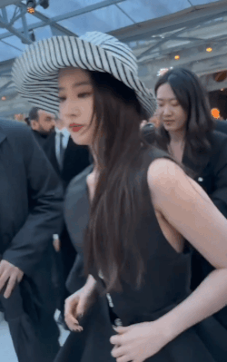 Lưu Diệc Phi mặc quê, kém sang hơn hẳn Lisa tại show Louis Vuitton, may nhờ có nhan sắc cứu vớt hình ảnh - Ảnh 9.