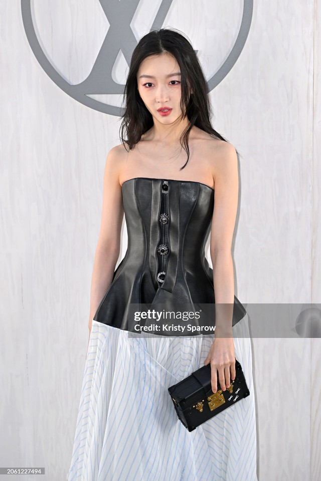 Không thể tin nổi: Lisa comeback Paris Fashion Week nhưng dự show Louis Vuitton, cùng dàn khách mời tạo nên bữa tiệc visual - Ảnh 12.
