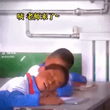 Đang ngủ gật thì giáo viên bước vào lớp, cậu bé tiểu học vội... tát bạn để báo động: Xem qua điện thoại mà còn thấy rát má! - Ảnh 1.