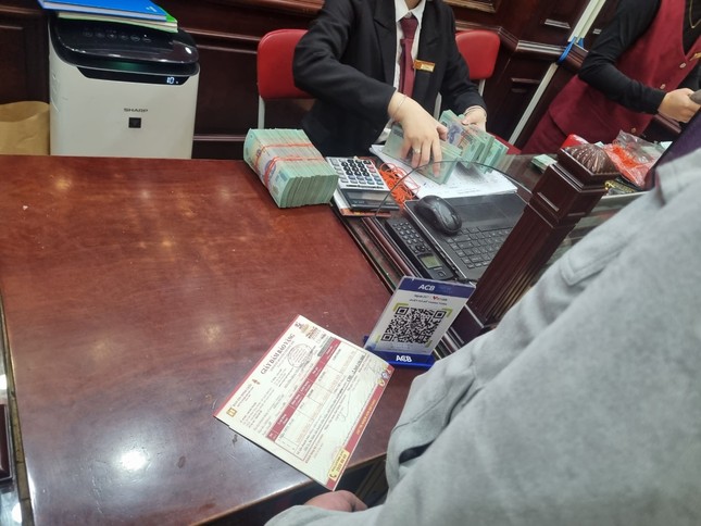 Giá vàng sốt xình xịch, nhiều nơi cháy hàng, khách mua phải chờ gần tháng - Ảnh 5.