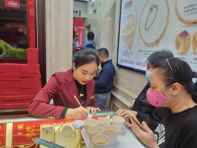 Giá vàng sốt xình xịch, nhiều nơi cháy hàng, khách mua phải chờ gần tháng - Ảnh 4.