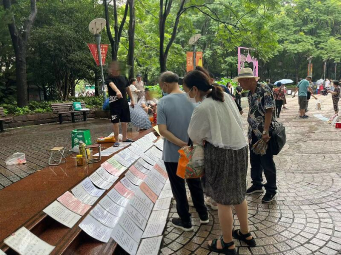 Nghề mai mối dạo trong công viên ở Thượng Hải (Trung Quốc): Mua dịch vụ hơn 300.000/tháng thì có thể tìm được bạn đời lý tưởng? - Ảnh 2.