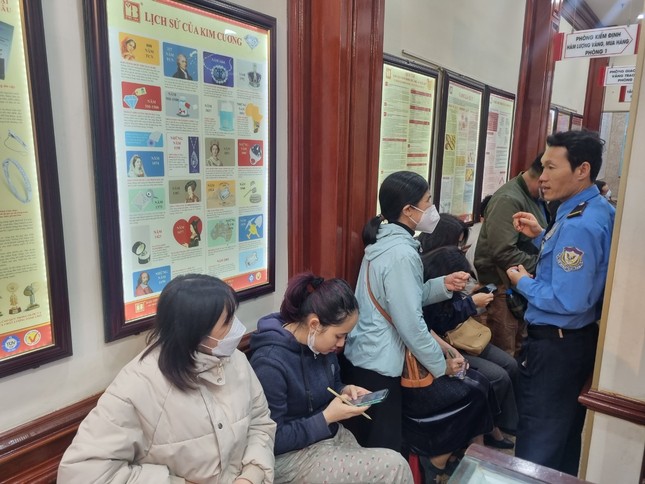 Giá vàng sốt xình xịch, nhiều nơi cháy hàng, khách mua phải chờ gần tháng - Ảnh 2.