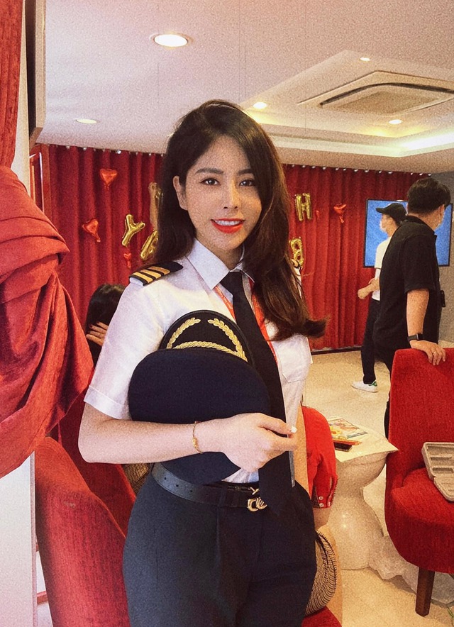 Nữ cơ phó được báo Trung Quốc gọi là “phi công xinh đẹp nhất Việt Nam”: Nhan sắc tuổi U40 gây bất ngờ - Ảnh 2.