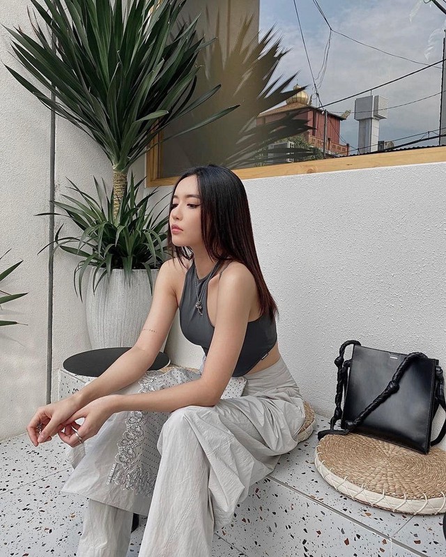 B&iacute;ch Phương cưa sừng l&agrave;m ngh&eacute; với style qu&aacute; cool: Chị em 30+ học theo, kiểu g&igrave; cũng trẻ ra &iacute;t nhất 5 tuổi - Ảnh 6.