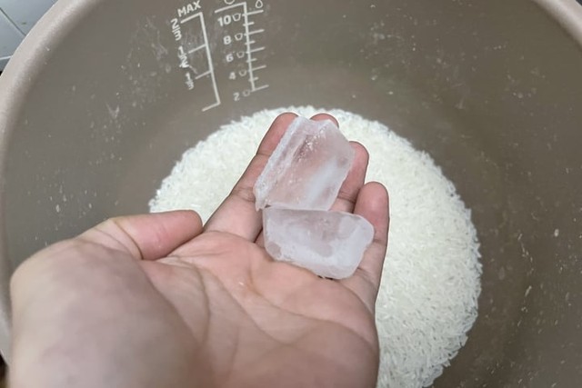 Cắm cơm bao năm vẫn bữa nhão bữa khô, thêm 1 thứ này cơm dẻo thơm hơn lại ngon miệng - Ảnh 2. Cắm cơm bao năm vẫn bữa nhão bữa khô, thêm 1 thứ này cơm dẻo thơm hơn lại ngon miệng - Ảnh 2.