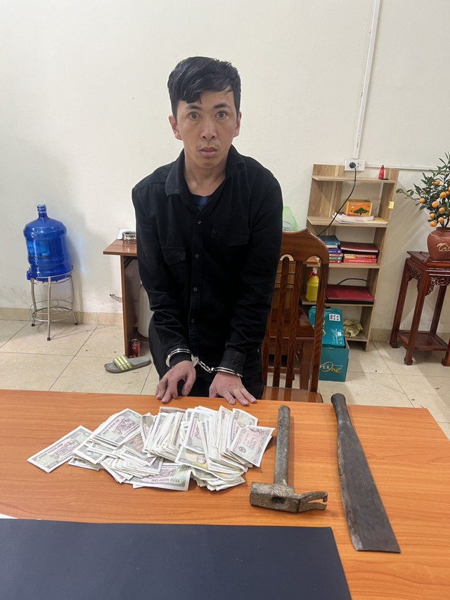 Thanh ni&ecirc;n g&atilde;y ch&acirc;n vẫn lẻn v&agrave;o ch&ugrave;a trộm cắp tiền c&ocirc;ng đức - Ảnh 1.