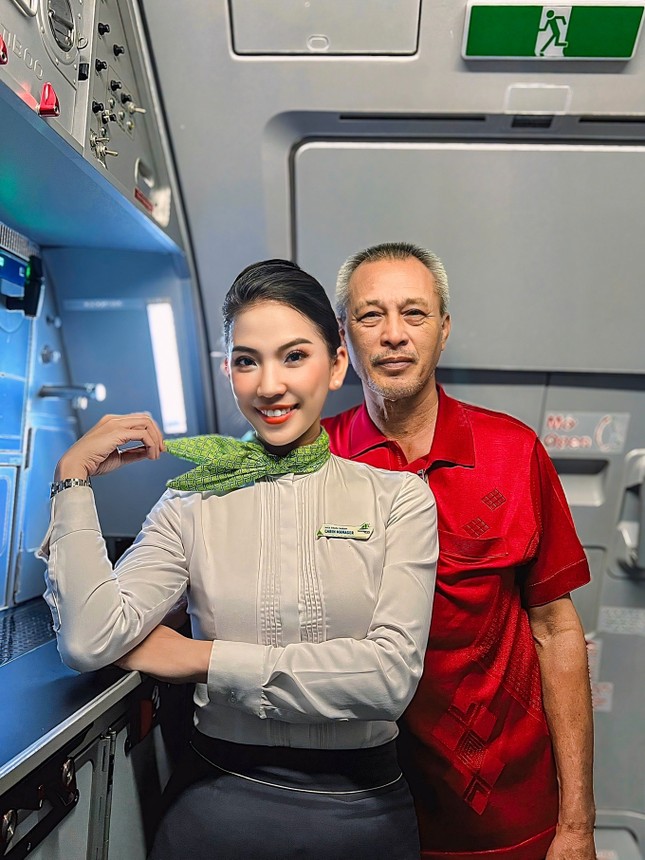Nữ tiếp viên hàng không chờ đợi 9 năm để có bức hình chụp cùng bố - Ảnh 2.