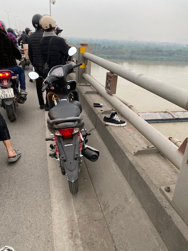 Nghi vấn nam thanh niên 21 tuổi nhảy cầu Thanh Trì, nhói lòng nhìn xe máy, giày để lại trên thành cầu - Ảnh 1.