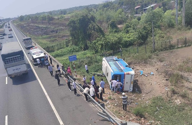 NÓNG: Lật xe trên đường cao tốc TP HCM - Trung Lương, nhiều người nhập viện - Ảnh 1.