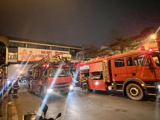 Giải cứu người đàn ông có biểu hiện bất thường nằm trên nóc cầu vượt cho người đi bộ - Ảnh 1.