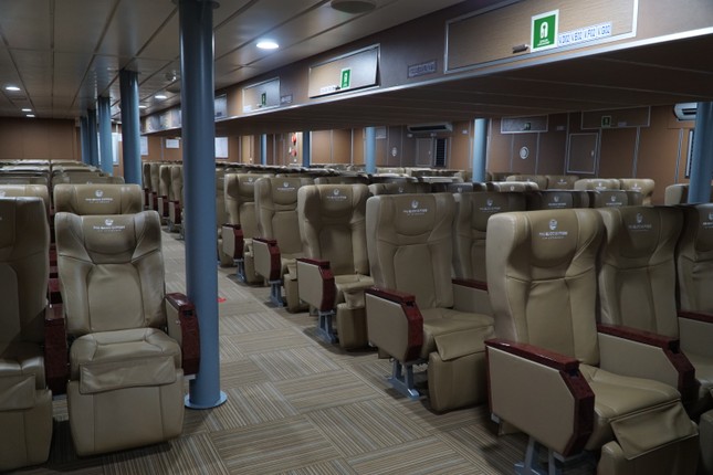 B&ecirc;n trong t&agrave;u cao tốc lớn nhất Việt Nam từ Vũng T&agrave;u đi C&ocirc;n Đảo - Ảnh 4.