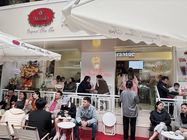 Trà sữa huyền thoại Thái Lan khai trương cửa hàng đầu tiên tại Hà Nội, thu hút khách tới đông nghịt - Ảnh 3.