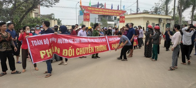 Vụ hàng trăm phụ huynh cho con nghỉ học ở Thanh Hoá: Tạm dừng sáp nhập trường - Ảnh 1.