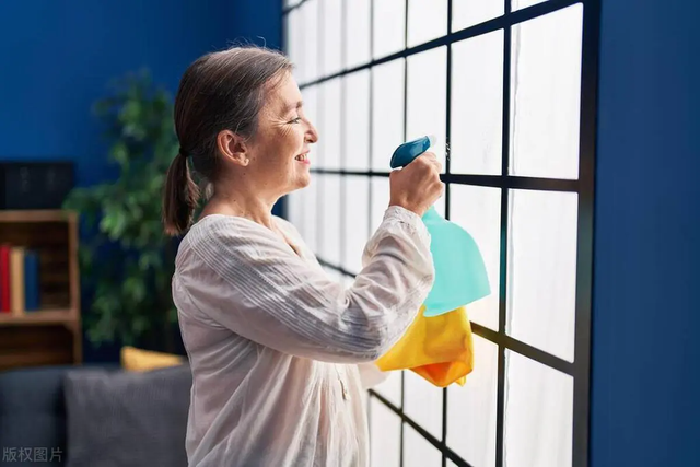 Có 2,4 tỷ đồng, tôi rút hết cho cháu gái thay vì chia cho con ruột: Phản ứng của cháu làm cả nhà sững sờ - Ảnh 2.