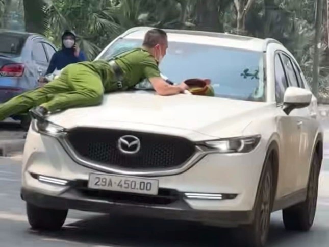 Tài xế Mazda hất cảnh sát lên nóc ca pô dương tính với ma tuý - Ảnh 2.