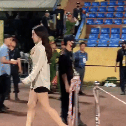 Chủ tịch CLB Hà Nội buồn bã đi phăng phăng rời sân sau trận thua khiến hoa hậu Đỗ Mỹ Linh hớt hải chạy theo sau - Ảnh 7.