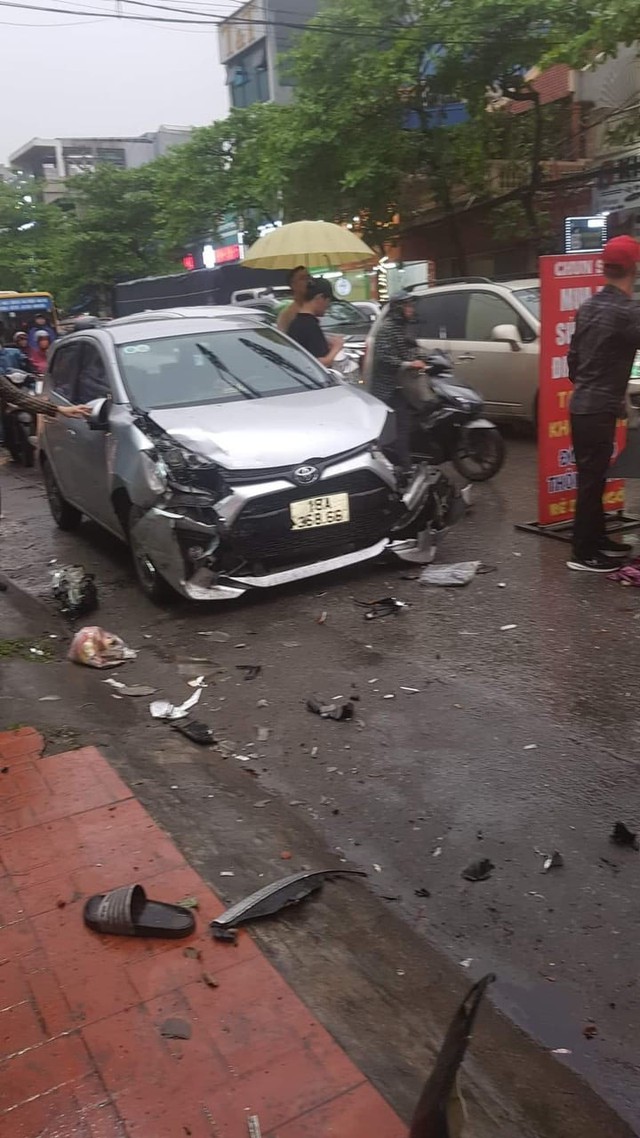 18 gi&acirc;y &aacute;m ảnh vụ xe Camry lao thẳng v&agrave;o nh&agrave; d&acirc;n, g&acirc;y tai nạn li&ecirc;n ho&agrave;n ở Nam Định - Ảnh 3.