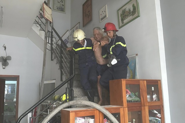 Cứu cụ ông 71 tuổi trong căn nhà cháy ở quận Gò Vấp - Ảnh 1.