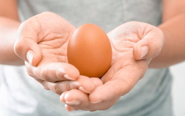 Cho quả trứng vào cốc nước, trứng tươi sẽ chìm hay nổi? Câu hỏi đơn giản mà không phải ai cũng biết - Ảnh 4.