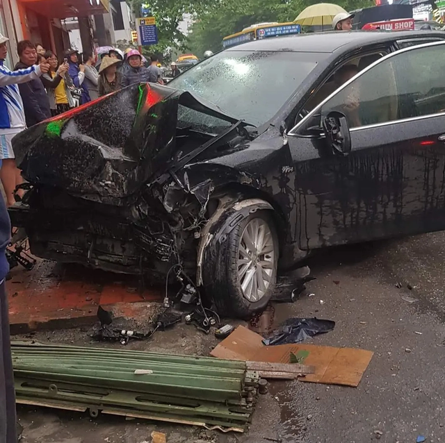 18 gi&acirc;y &aacute;m ảnh vụ xe Camry lao thẳng v&agrave;o nh&agrave; d&acirc;n, g&acirc;y tai nạn li&ecirc;n ho&agrave;n ở Nam Định - Ảnh 2.