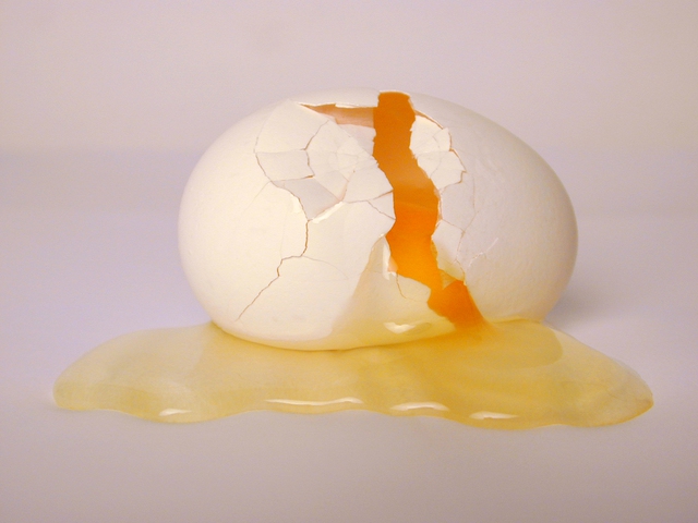 Cho quả trứng vào cốc nước, trứng tươi sẽ chìm hay nổi? Câu hỏi đơn giản mà không phải ai cũng biết - Ảnh 3.