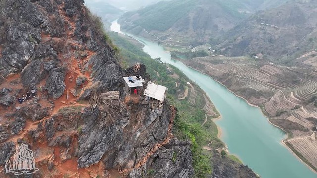 Ngôi nhà trên bờ vực nguy hiểm nhất Việt Nam: Mở cửa ra thấy sông Nho Quế, chuồng dê có view triệu đô - Ảnh 1.