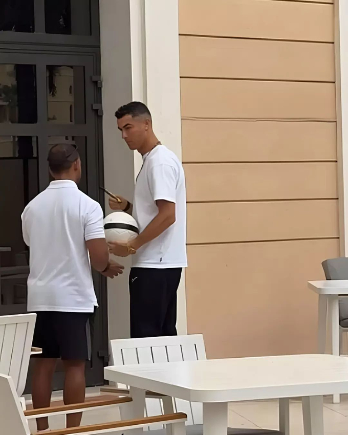 Ronaldo lần đầu lộ diện sau lùm xùm dọa đánh trọng tài, ở khách sạn giá 500 triệu/đêm mà vẫn không vui nổi - Ảnh 2.