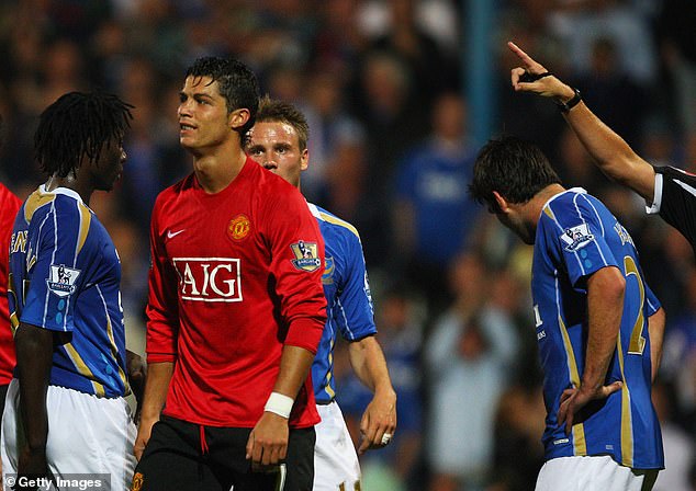 Ronaldo xuất sắc nhưng cũng hay đánh mất chính mình: Đẩy trọng tài, đánh đối thủ... đều đủ cả! - Ảnh 2.