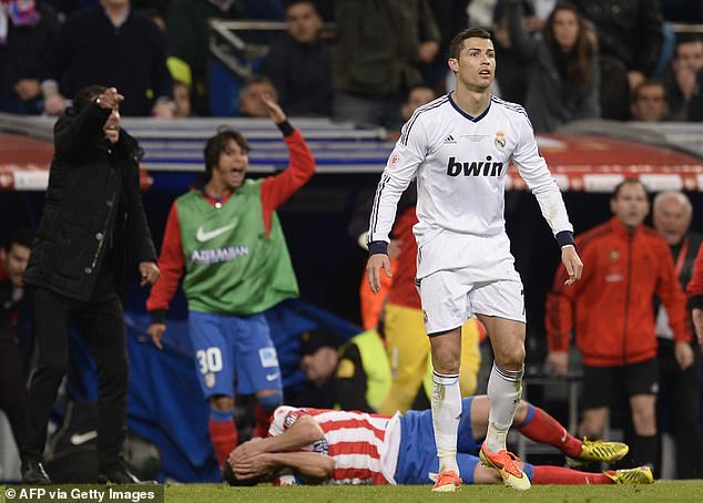Ronaldo xuất sắc nhưng cũng hay đánh mất chính mình: Đẩy trọng tài, đánh đối thủ... đều đủ cả! - Ảnh 4.
