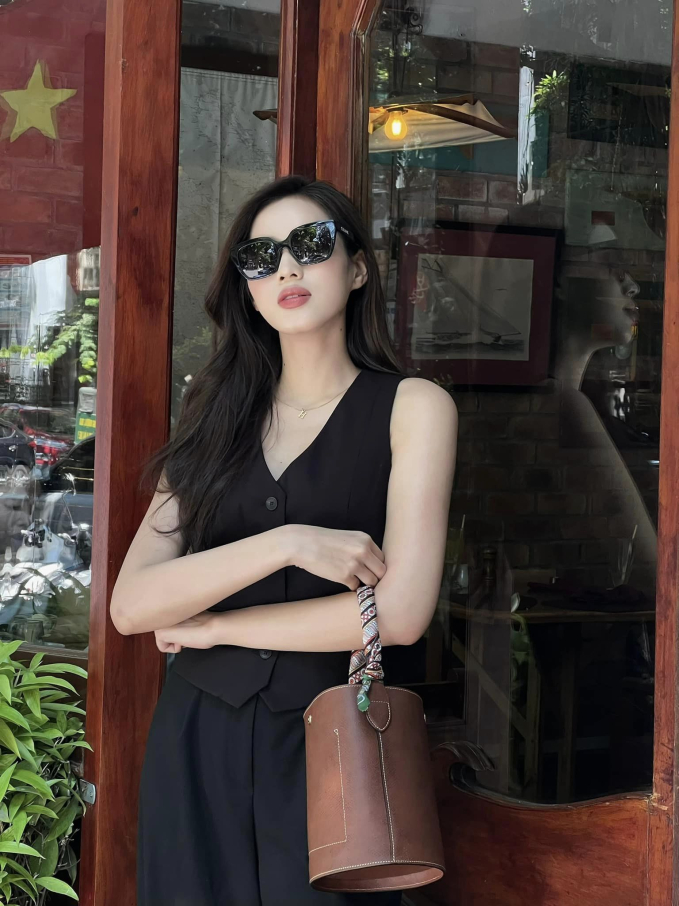 Hoa hậu Đỗ Hà dạo này: Phú bà mới của Vbiz, du lịch nước ngoài như đi chợ và để lộ chuyện hẹn hò thiếu gia - Ảnh 4.