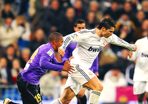 Ronaldo xuất sắc nhưng cũng hay đánh mất chính mình: Đẩy trọng tài, đánh đối thủ... đều đủ cả! - Ảnh 3.