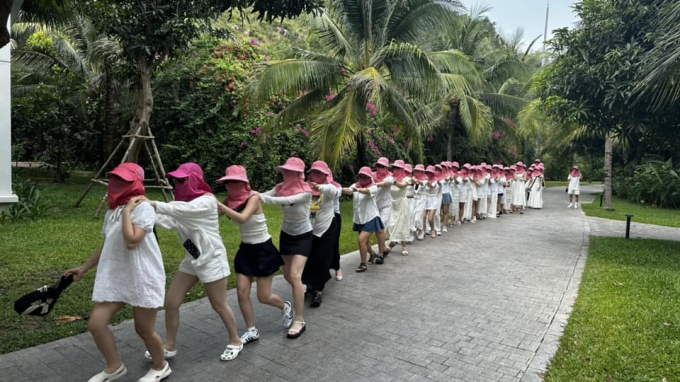 Bức ảnh đi team building giữa ngày nắng đỉnh điểm của một công ty nhận nhiều haha nhất lúc này: Rồi có nhớ mình đứng đâu không? - Ảnh 3.