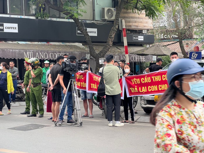 Vụ thai nhi tử vong ở Hà Nội: Người nhà căng băng rôn trước cổng Bệnh viện Thu Cúc - Ảnh 2.