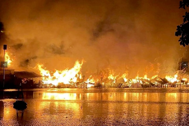 Vụ cháy nhà ven kênh ở TPHCM gây thiệt hại hơn 1,6 tỷ đồng - Ảnh 1.