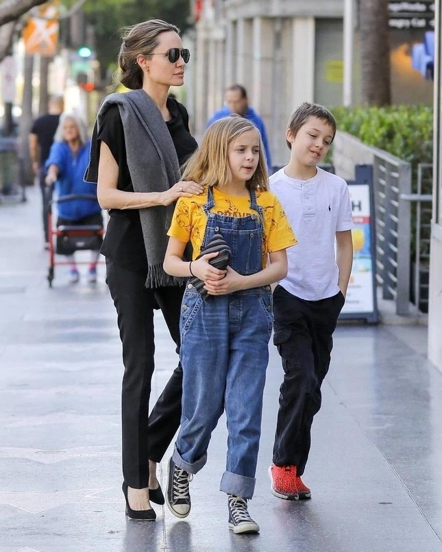 Ba người con ruột càng lớn càng đẹp của Angelina Jolie và Brad Pitt - Ảnh 8.
