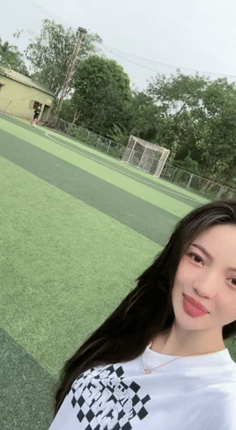 Sau tuần trăng mật, Quang Hải đưa Chu Thanh Huyền ra sân bóng làm một điều mà vợ bầu phải khen nức nở - Ảnh 1.