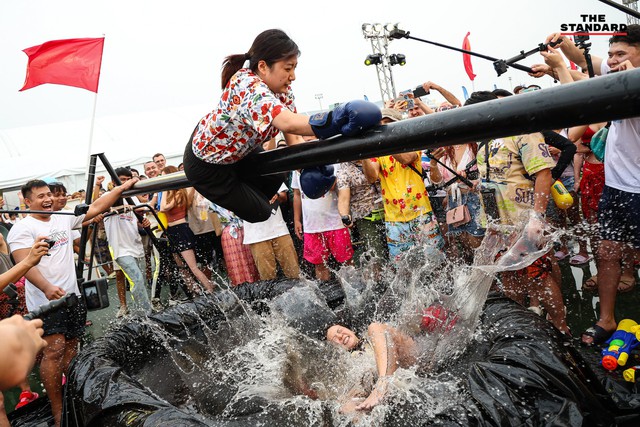 Lễ hội Songkran 2024: Dòng người ùn ùn đổ ra đường, Thái Lan chính thức khởi động 7 ngày nguy hiểm - Ảnh 11.