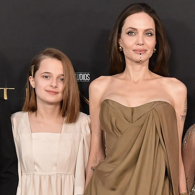 Con gái út của Angelina Jolie mặc đồ công nhân - Ảnh 9.