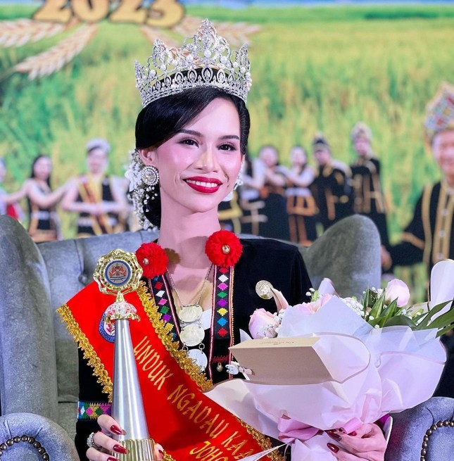 Hoa hậu bị tước vương miện - Ảnh 2.